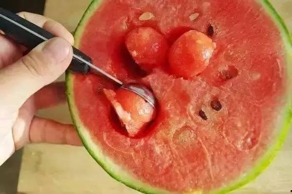 用勺子吃紫瓜